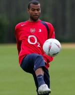 Ashley Cole under en Arsenal-træning. - Arkivfoto: AP 