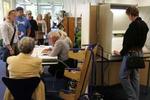 I byen Maastricht stod vælgerne ved middagstid i kø for at afgive deres stemme. - Foto: AP 