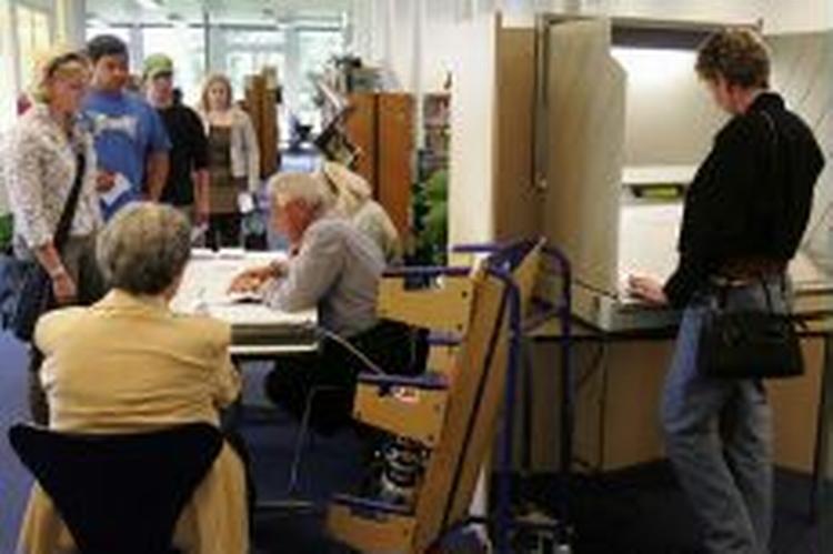 I byen Maastricht stod vælgerne ved middagstid i kø for at afgive deres stemme. - Foto: AP 