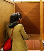 En kvinde afgiver sin stemme i Amsterdam. - Foto: AP 