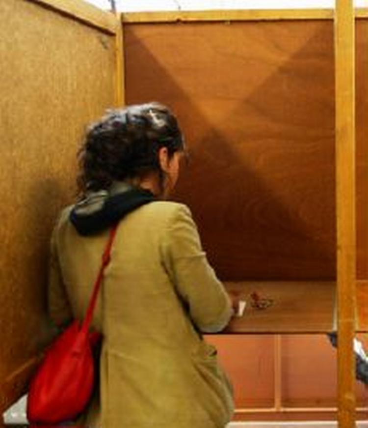 En kvinde afgiver sin stemme i Amsterdam. - Foto: AP 