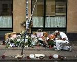 Folk strømmer fortsat til gerningsstedet i Guldbergsgade for at tænde lys og lægger breve og blomster. Og bede en bøn.   Foto: Martin Lehmann 