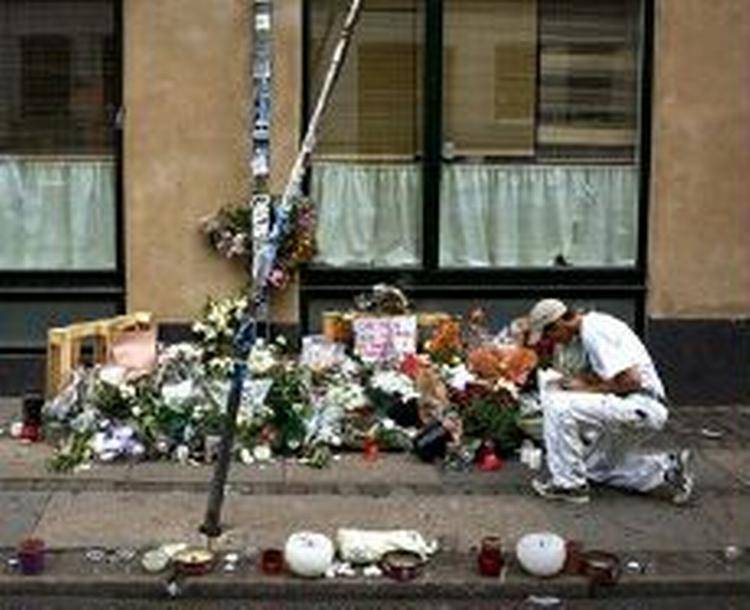 Folk strømmer fortsat til gerningsstedet i Guldbergsgade for at tænde lys og lægger breve og blomster. Og bede en bøn.   Foto: Martin Lehmann 