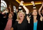 Hollandske socialister i Amsterdam jubler, efter at nej'et er en realitet. - Foto: AP 