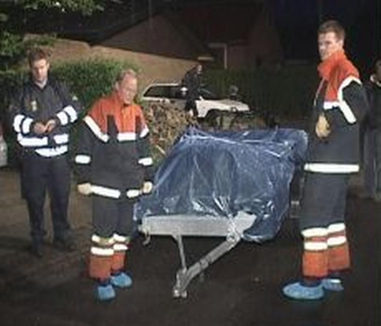 De fire personer blev anholdt i Herlev. På billedet ses et blodigt tæppe, som blev fundet ved ejendommen. Én af de anholdte er nu løsladt. - Foto: Localeyes 