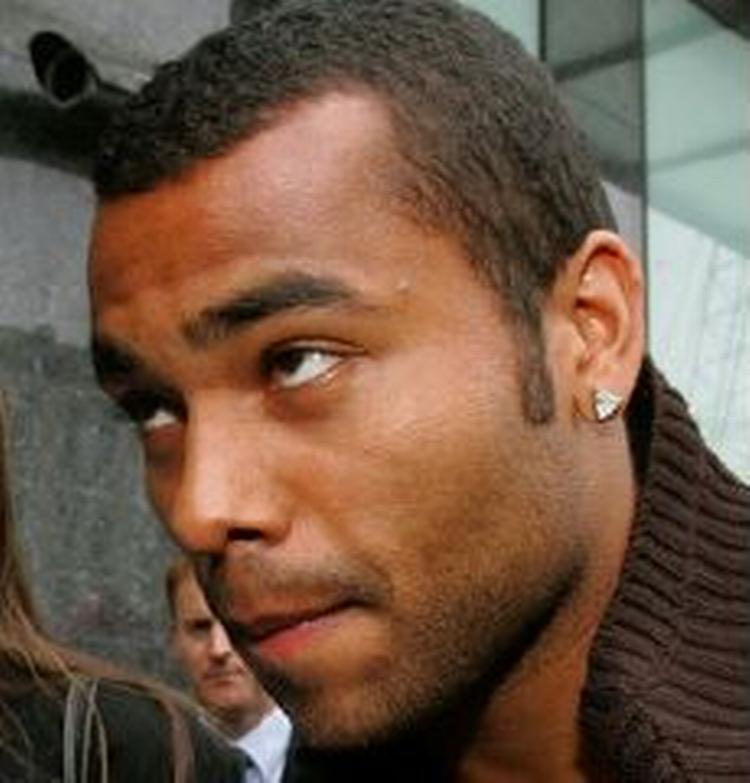 Ashley Cole idømmes en bøde på 1,1 mio. kroner. - Foto: AP 