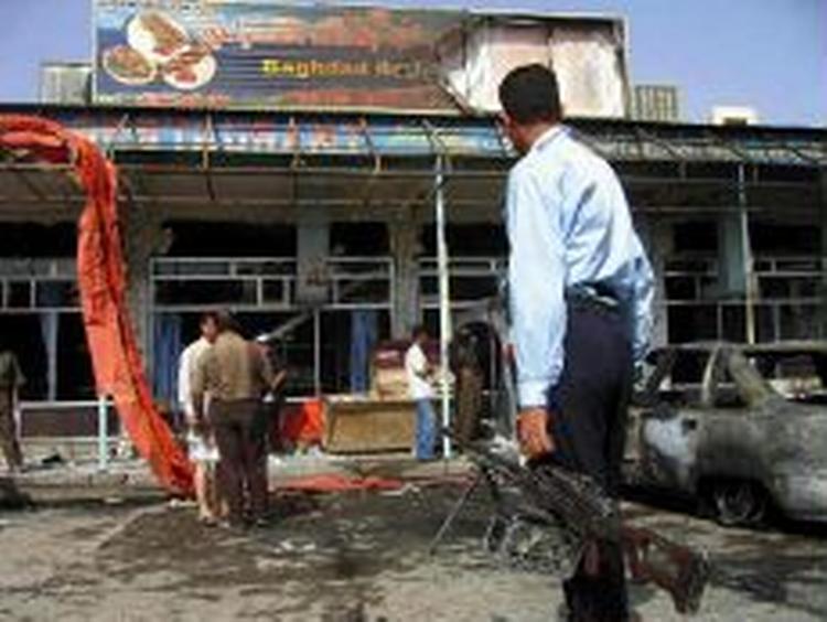 12 mistede livet og 40 blev såret, da en bilbombe rasserede restaurant Bagdad i byen Tuz Khurmatu. - Foto: AP 