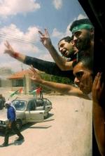 Palæstinensiske fanger viser v-tegnet, ved ankomsten til Nablus i Vestbredden efter deres løsladelse. - Foto: AP 