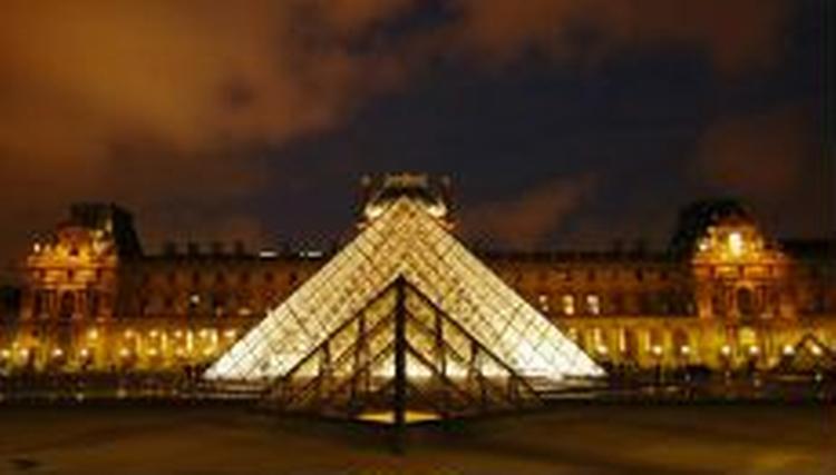 Louvre i centrum af Paris. - Foto: AP 