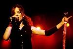 Shirley Manson havde sit røde hår sat op til narrastreger til koncerten i K.B.Hallen. - Foto: Mads Nissen 