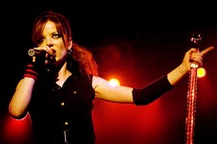Shirley Manson havde sit røde hår sat op til narrastreger til koncerten i K.B.Hallen. - Foto: Mads Nissen 