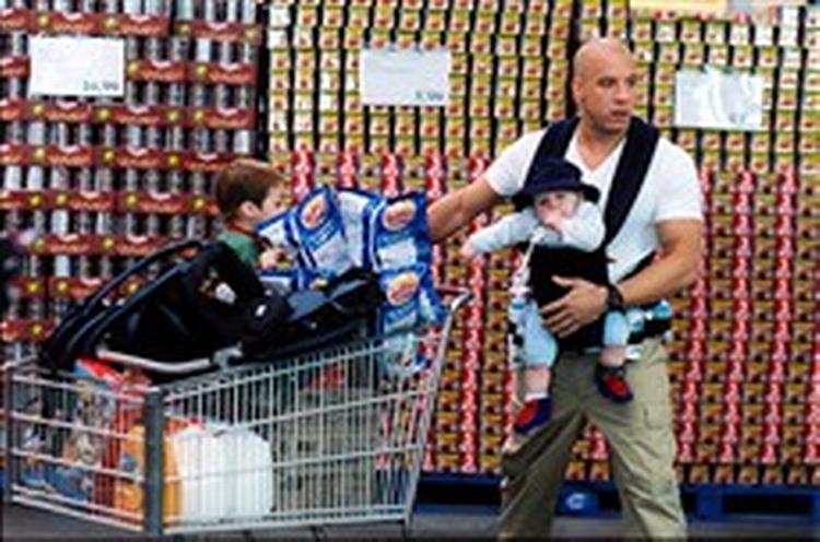 Havde det ikke været for Arnold Schwarzeneggers 'Kindergarten Cop', kunne man måske ligefrem have fundet det opfindsomt at placere den kronragede actionbøf Vin Diesel i rollen som ufrivillig babysitter. - Foto fra filmen 