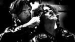 Dwight (Clive Owen) er i gang med en alternativ barbering af Jackie Boy (Benicio Del Toro) i 'Sin City'. - Foto fra filmen 