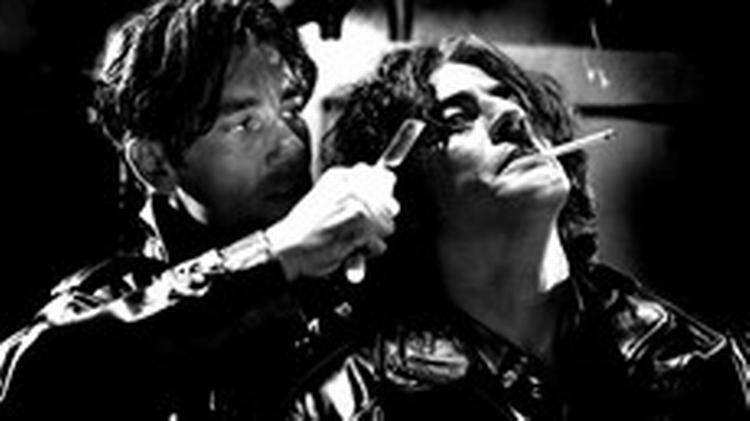 Dwight (Clive Owen) er i gang med en alternativ barbering af Jackie Boy (Benicio Del Toro) i 'Sin City'. - Foto fra filmen 