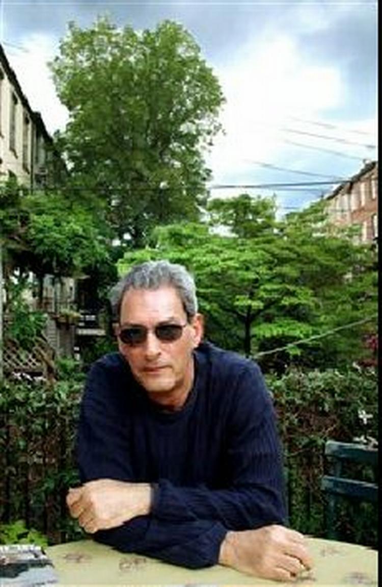 HYGGELIG FYR. Noget er sket med Paul Auster. Han griner og fortæller og slapper gevaldigt af i baghaven oven på udgivelsen af det aktuelle værk,  Brooklyn-dårskab , som netop er udkommet i Danmark.   Foto: Poul Lange 