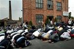 1.000 mennesker tog afsked med den mand, der sidste lørdag blev skudt ned ved Café Rust på Nørrebro. Imam Abu Laban opfordrede til at stoppe kriminaliteten   Foto: Martin Lehmann 