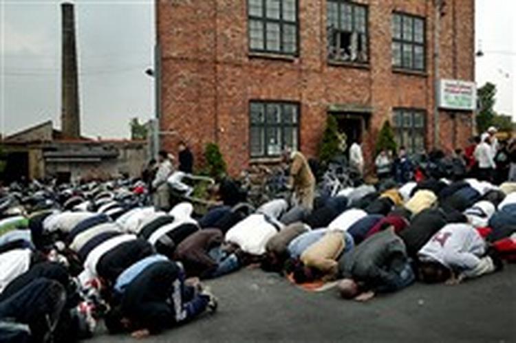 1.000 mennesker tog afsked med den mand, der sidste lørdag blev skudt ned ved Café Rust på Nørrebro. Imam Abu Laban opfordrede til at stoppe kriminaliteten   Foto: Martin Lehmann 