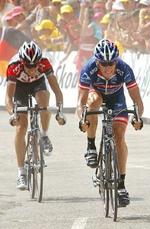 Ivan Basso og Lance Armstrong fulgtes ad mod toppen af Pyrenæerne i sidste års Tour de France. - Foto: AP 
