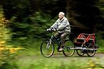 Keld Willumsen fyrer sin elektriske cykelskubber af. 100 kilometer i sadlen koster omkring 4 kroner i strøm.   Foto: Jacob Ehrbahn 