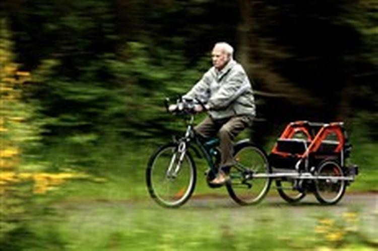 Keld Willumsen fyrer sin elektriske cykelskubber af. 100 kilometer i sadlen koster omkring 4 kroner i strøm.   Foto: Jacob Ehrbahn 