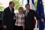 Gerhard Schröder og hans hustru Doris Schroeder-Koepf sammen med Chirac inden mødet i Berlin. - Foto: AP 