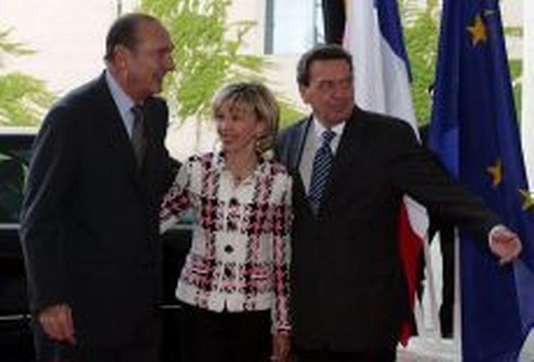 Gerhard Schröder og hans hustru Doris Schroeder-Koepf sammen med Chirac inden mødet i Berlin. - Foto: AP 