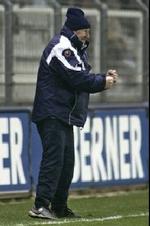 Guy Roux på sidelinjen for sin klub Auxerre i år. Han begyndte sin træner karriere i 1961. - Foto: AP 