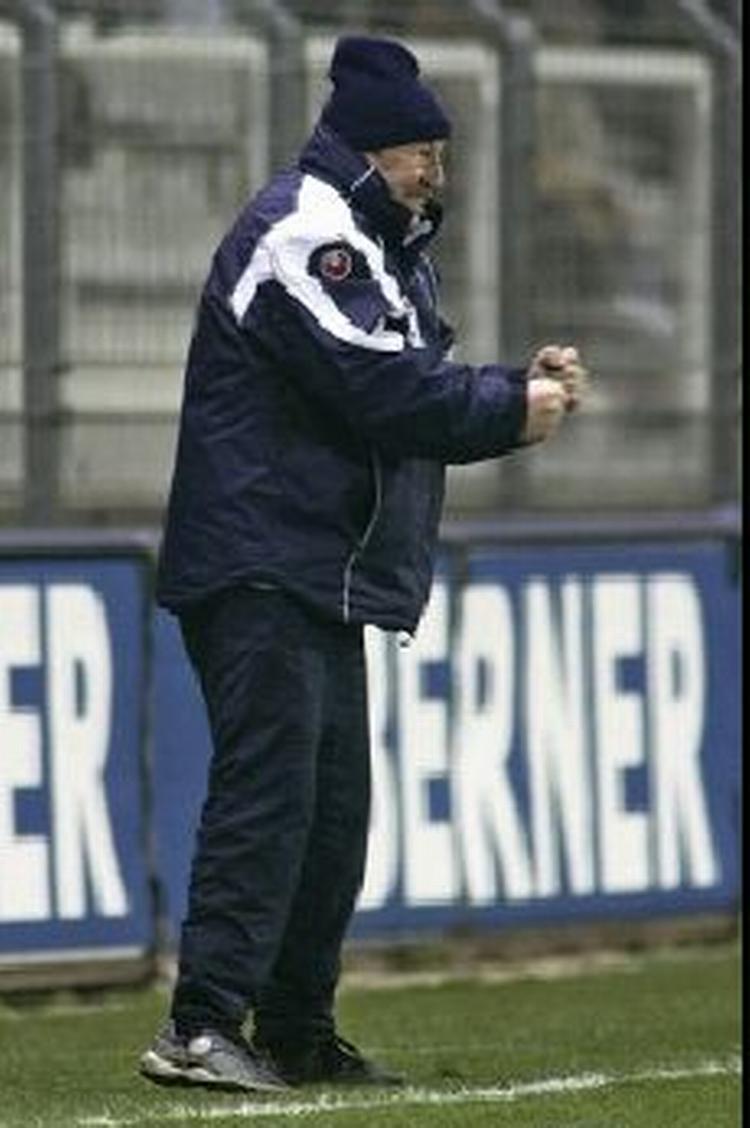 Guy Roux på sidelinjen for sin klub Auxerre i år. Han begyndte sin træner karriere i 1961. - Foto: AP 