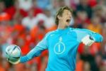 Van der Sar i aktion for det hollandske landshold. Lørdag aften rundene han optræden nummer 100 for 'Oranje'. - Arkivfoto: AP. 