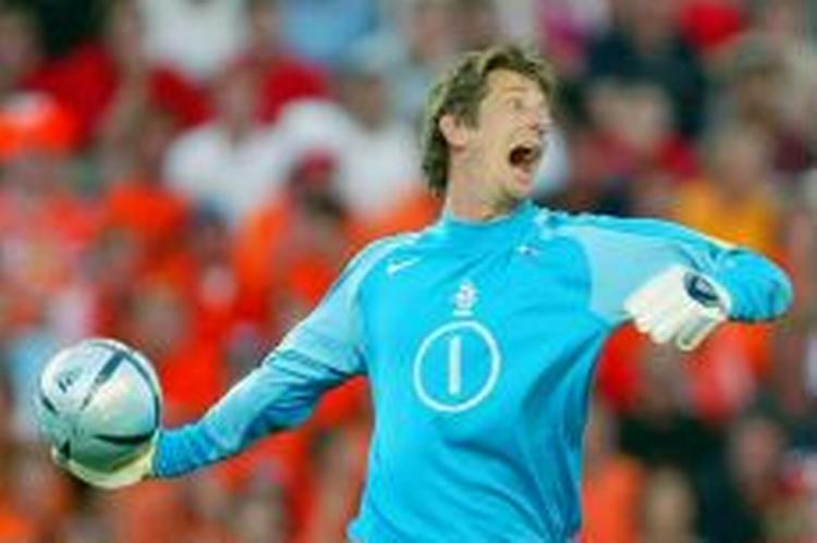 Van der Sar i aktion for det hollandske landshold. Lørdag aften rundene han optræden nummer 100 for 'Oranje'. - Arkivfoto: AP. 