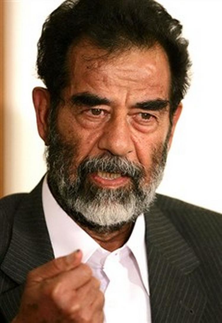 12 tiltalepunkter mod Saddam.   Arkivfoto: Karen Ballard/AP 