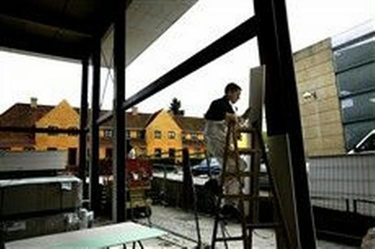 Peter Hansen er tømrersvend i firmaet Juul &amp;amp; Nielsen, som i øjeblikket er med til at udvide og renovere et byggecenter i Lyngby. Han har været aktiv i fagforeningen TIB og synes, at det »er helt o.k. med nye kolleger«.   Foto: Jacob Eh 
