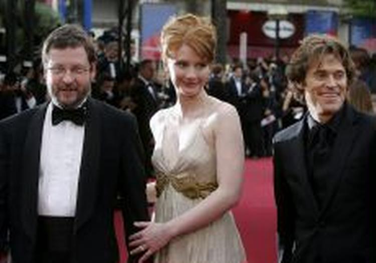 Lars von Trier sammen med hovedpersonen Bryce Dallas Howard og den amerikanske skuespiller Willem Dafoe i Cannes. - Arkivfoto: AP 