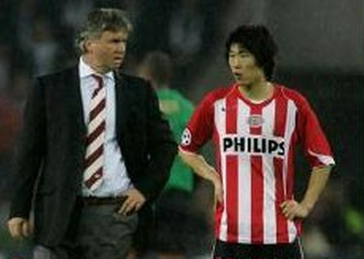 Træner Guus Hiddink og Park Ji-Sung holder møde om koreanerens fremtid i slutningen af ugen. - Arkivfoto: AP. 