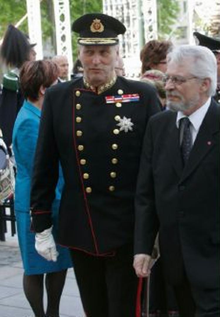 Kong Harald ankommer til Stortinget efter sin køretur rundt i Oslo. - Foto: AP 