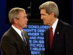 Bush (tv.) og Kerry under en tv-debat i oktober op til valget i november. - Arkivfoto: AP 