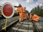 Banedanmark-ansatte på arbejde ved Gentofte Station i København. - Arkivfoto: Jens Dresling 