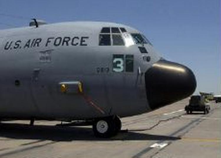 Et amerikansk fragtfly af typen C-130 lander på basen i Usbekistan. - Arkivfoto: AP 