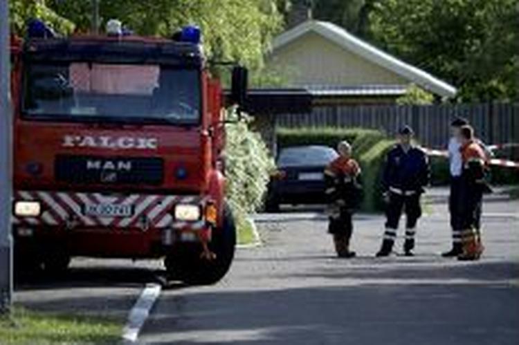 Politiet har afspærret området i en afstand af 50 meter fra Rikke Hvilhøjs hjem. - Foto: Jens Dresling 