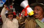 Tusindvis af rasende bolivianske indianere kræver, at landets naturgasressourcer, der er Latinamerikas næststørste, bliver nationaliseret. - Foto: AP 