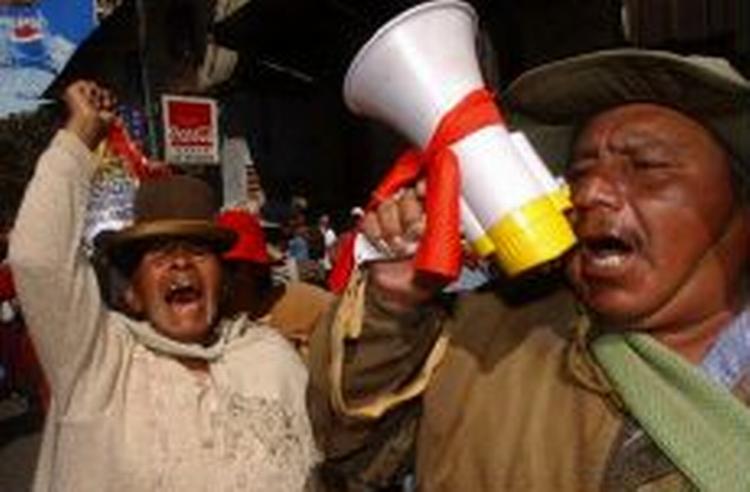 Tusindvis af rasende bolivianske indianere kræver, at landets naturgasressourcer, der er Latinamerikas næststørste, bliver nationaliseret. - Foto: AP 