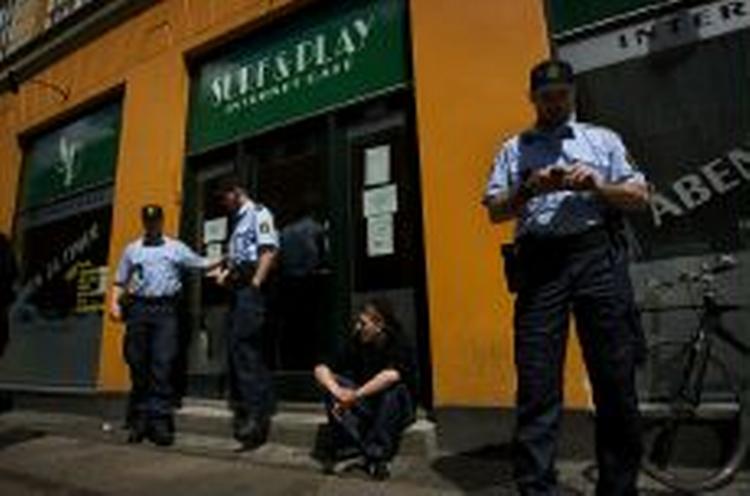 Politiet lukkkede netcafeen Surf &amp;amp; Play i Rantzausgade på Nørrebro ved middagstid. - Foto: Finn Frandsen 