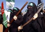 Med våben i hånd protesterede kvinder fra Hamas militante afdeling på »Katastrofedagen« 15. maj mod Israels eksistens.   Arkivfoto: AP 