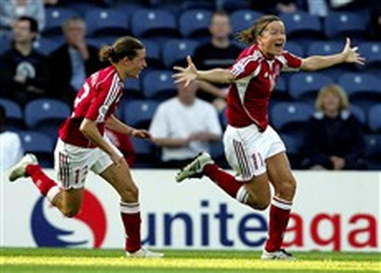 Merete Pedersen (th.) udlignede til 1-1 direkte på frispark og jublede om kap med Johanna Rasmussen.   Foto: AP 
