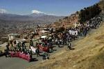Demonstranter går i protestoptog mod Bolivias præsident, Carlos Mesa. - Foto: AP 