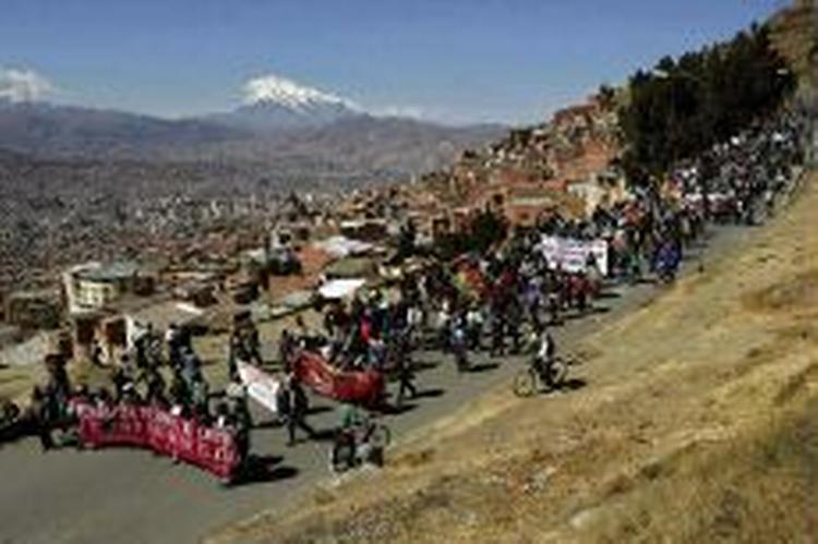 Demonstranter går i protestoptog mod Bolivias præsident, Carlos Mesa. - Foto: AP 