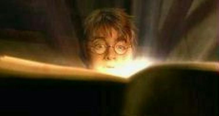 Bøgerne om troldmandslærlingen Harry Potter drager. Så meget, at to mænd nu er anklaget for at forsøge at stjæle den nye Potter-bog. - Foto fra filmen 