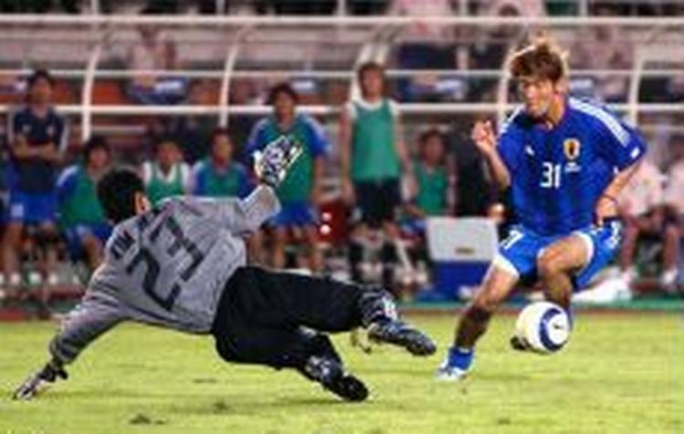 Japan's Masashi Oguro går uden om Nordkoreas målmand. - Foto: AP 