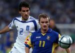 Ukrainske Andrey Vorobyey kommer først til bolden i kampen mod Grækenland. - Foto: AP 