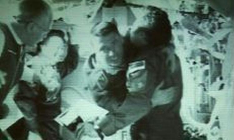 De amerikanske astronauter John Phillips og Leroy Chiao sammen med deres italienske og russiske kolleger om bord den internationale rumstation. Snart kan det måske blive virkelighed for en dansker med rumeventyr i blodet. - Arkivfoto: AP 